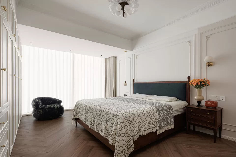 主卧全景:延续整屋线条与材质关系